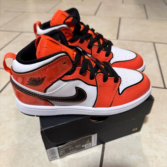 Jordan 1 Mid size 2.5